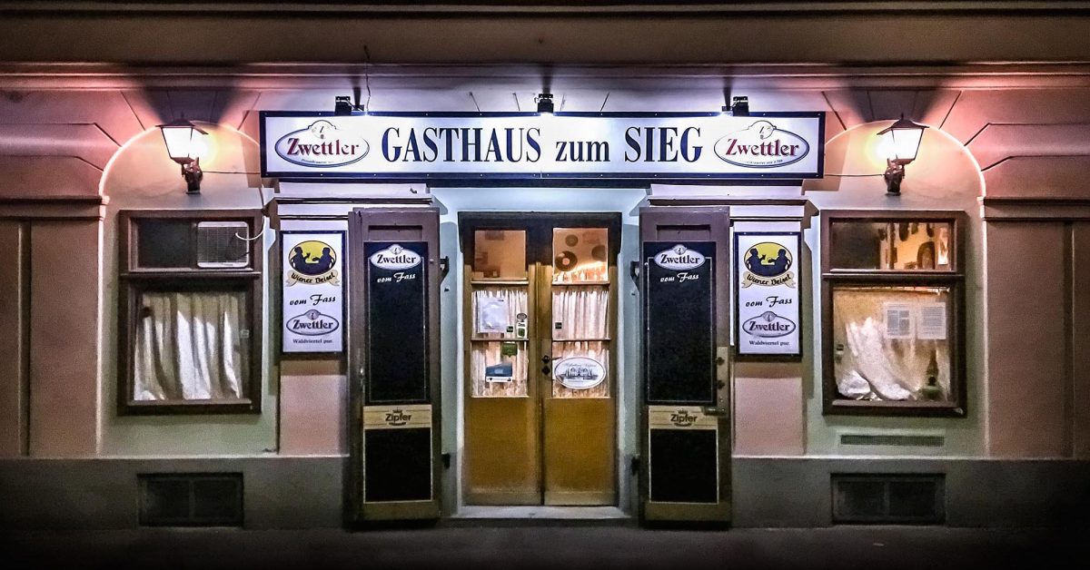 Gasthaus zum Sieg Wien – beleuchtete Fassade bei Nacht, Haidgasse 8, 1020 Wien